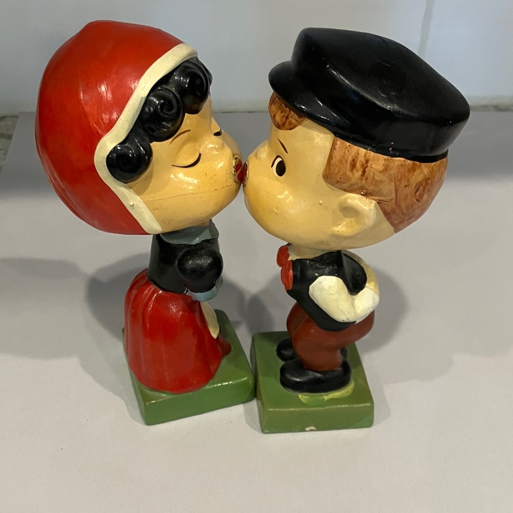 Vintage Kissing Couple Bobble Head Figurines Made in Japan